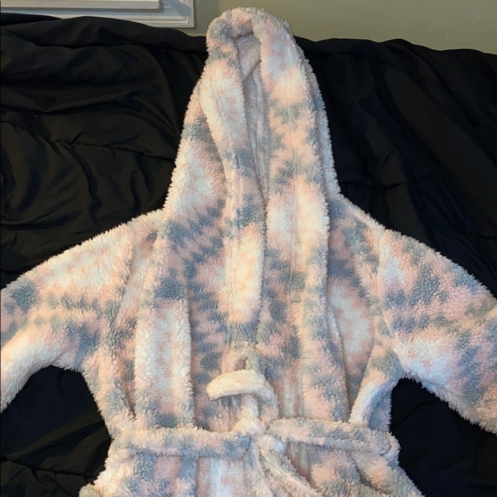 Robe - Picture 2 of 2
